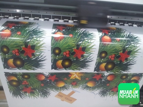 Thực hiện in ấn decal dán kính họa tiết Giáng Sinh bằng máy in bế Mimaki Nhật Bản cho thành phẩm in sắc nét, bế đúng kích thước, bế bám sát đường viền họa tiết
