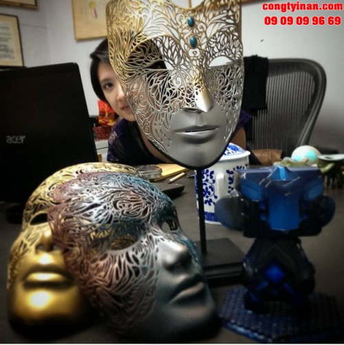Các mặt nạ 3D cho diễn viên Normal Reedus và ca sĩ JiHAE 